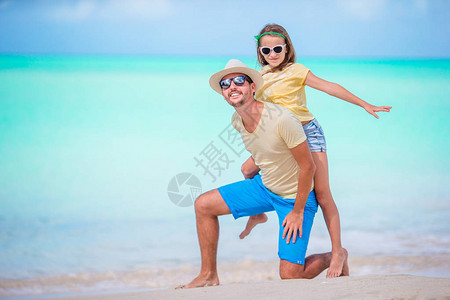 快乐的父亲和他可爱的女儿在热带海图片