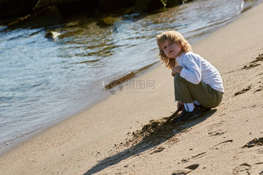 可爱的小男孩在沙滩图片