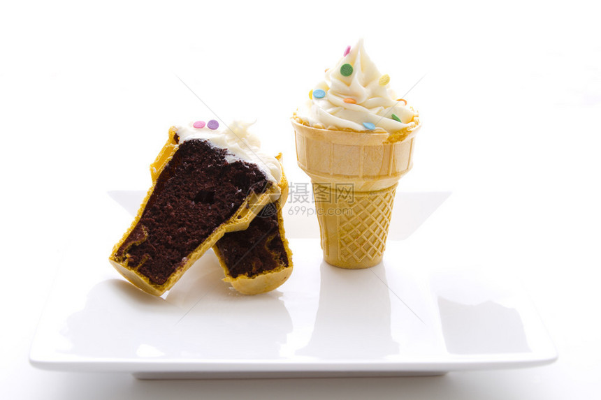 巧克力在冰淇淋甜筒里图片