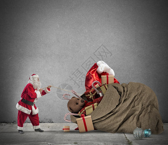 圣诞老人拉着一个漂图片
