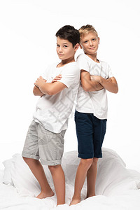 两个狡猾的男孩背靠站着图片