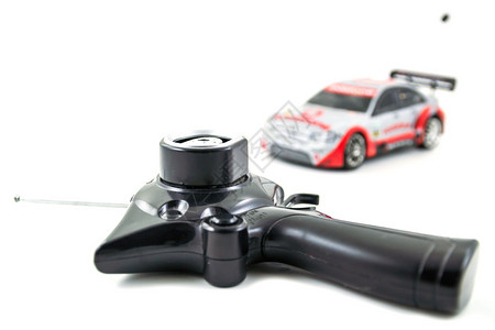 玩具RC汽车控制器和白色背图片