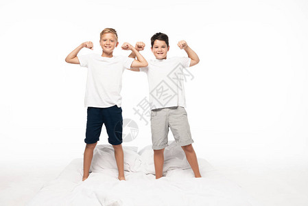 两兄弟假扮修健体者站在床图片