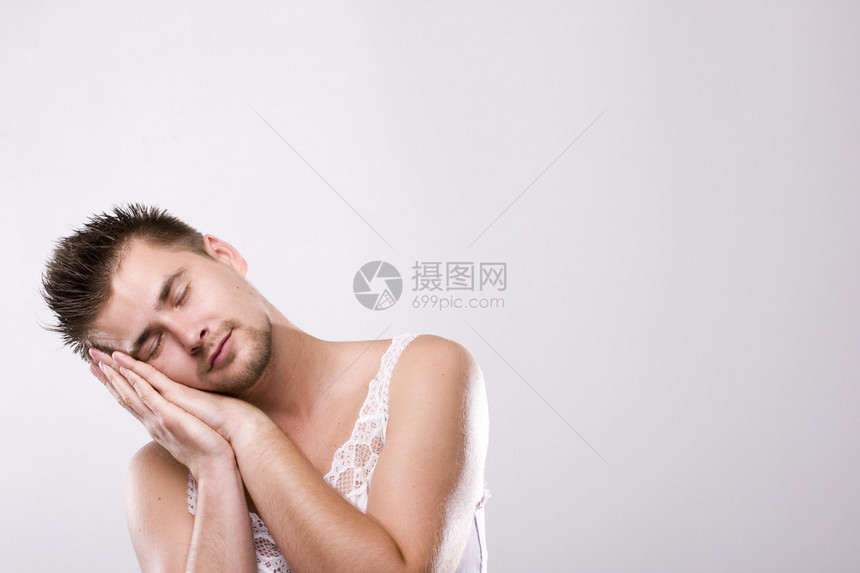 男人在女人的睡衣里图片