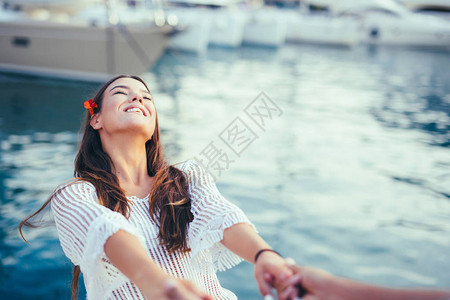 快乐的年轻浪漫情侣在美丽的夏日玩图片