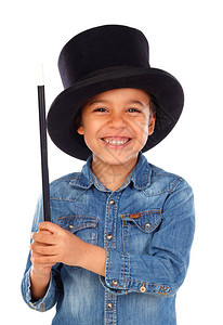 可爱的非洲男孩用顶帽子和魔法杖施法孤立图片