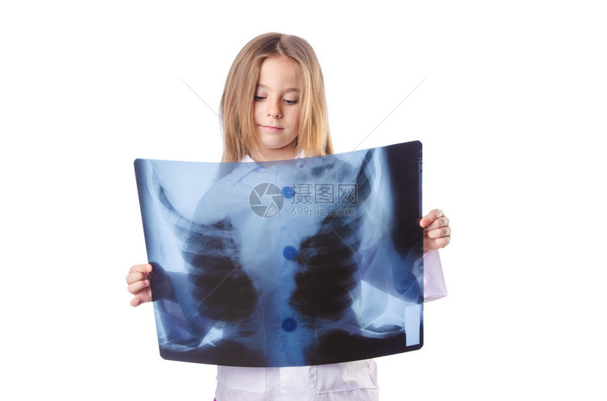 小女孩用X光片扮演医生图片