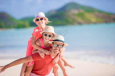 父亲和孩子们享受沙滩夏季热图片