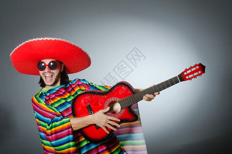 戴着草帽弹吉他的墨西哥人图片