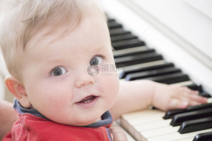 可爱的宝想弹钢琴特写图片