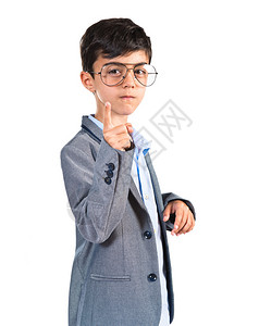 戴着老式眼镜的孩子指着前面图片