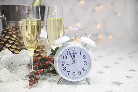 新年快乐桌布局白色时钟显示五点到午夜香槟和装饰品与白星背景比对带图片