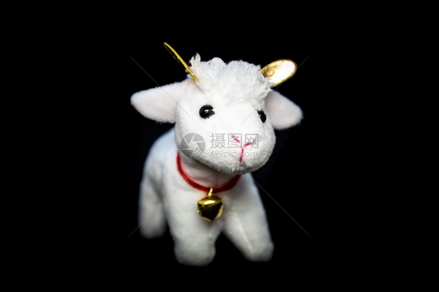 白山羊或绵羊玩具黑色背景的201图片