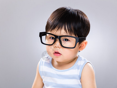 戴眼镜的小男孩图片
