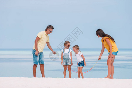 度假的年轻家庭图片