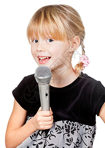 可爱的小女孩歌唱握着麦克风图片