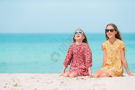 海滩上的可爱小女孩图片
