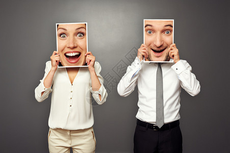 男人和女人带着令人惊异的快乐面孔概念照片图片