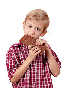 男孩吃白巧克力图片