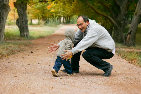 父亲和儿子在公园图片