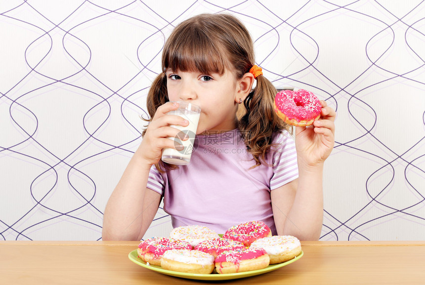 小女孩喝牛奶吃甜圈图片