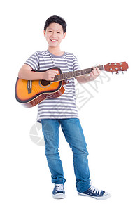 整个年青的亚洲男孩弹吉他笑着图片