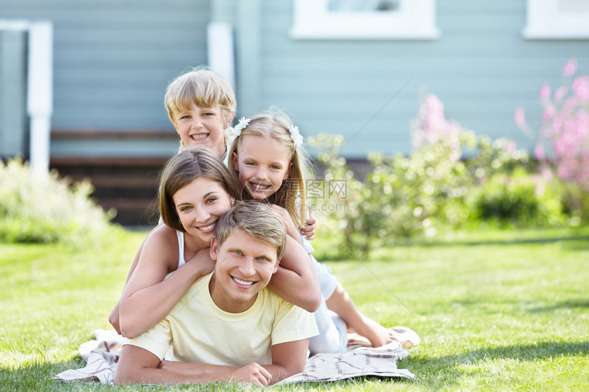 户外快乐的年轻家庭图片