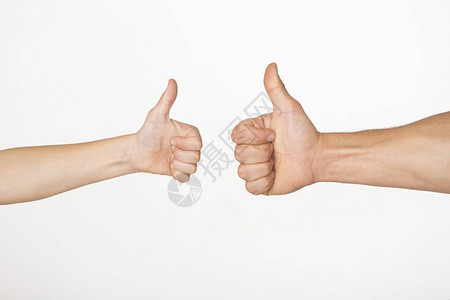 两只成年男人和小孩的手举起拇指手势图片