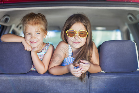 快乐的孩子在车里家庭度假暑假和汽图片