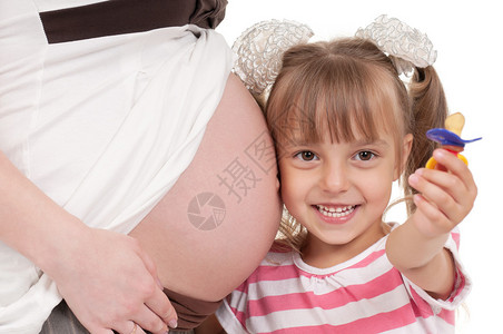 带女儿的孕妇在白色背景上被隔离三月个月图片