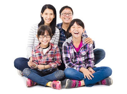 幸福的亚洲家庭坐在一起图片