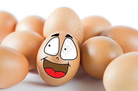 棕色鸡蛋与朋友的快乐脸图片