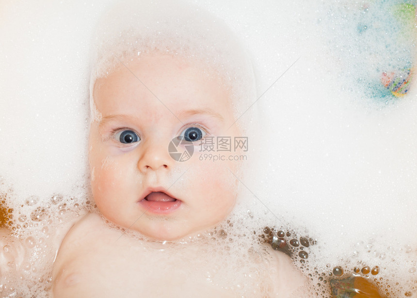 4个月大的婴儿男孩在洗澡时用图片