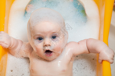 4个月大的婴儿男孩在洗澡时用图片