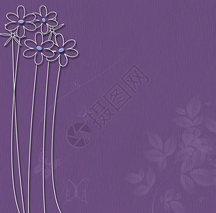 紫色背景与白花和蝴蝶。图片