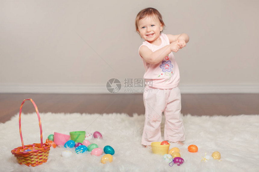 穿着粉色衬衫和裤子庆祝传统复活节节日的可爱的白人女婴孩子拿图片