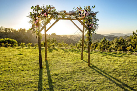 户外草坪结婚仪式装饰日落景象图片