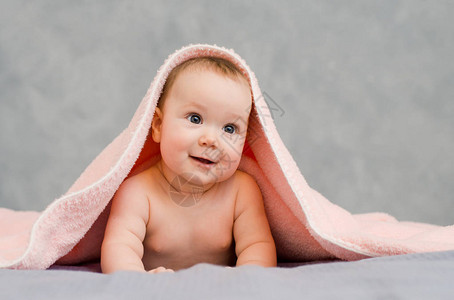 婴儿在粉色毛巾里玩图片