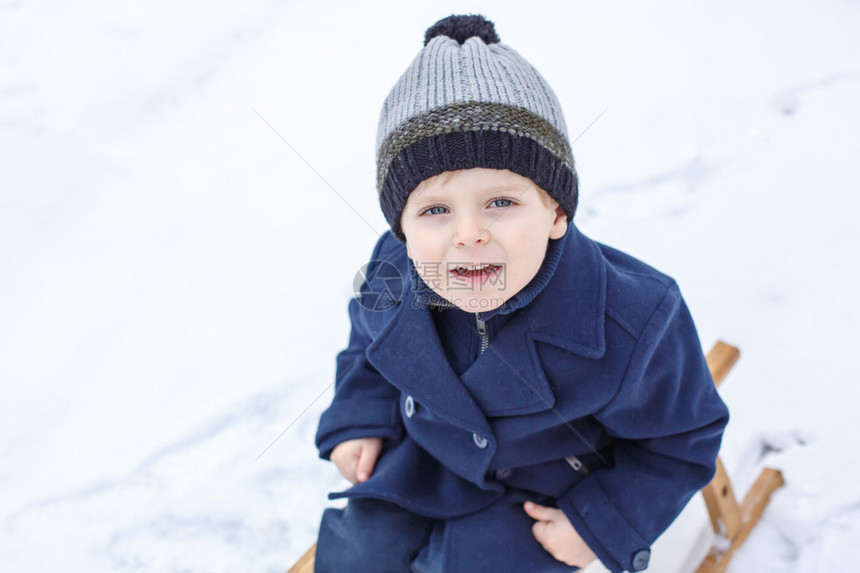 可爱的小孩男肖像在美丽的冬图片