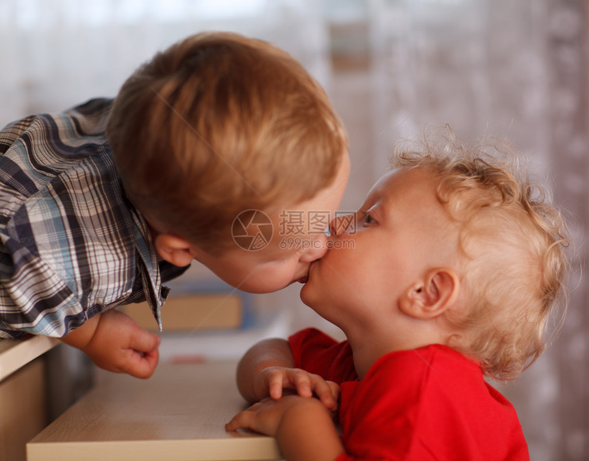 两个小兄弟在接吻亲近肖像可图片