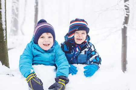 幸福家庭两个小双胞胎男孩在冬季图片