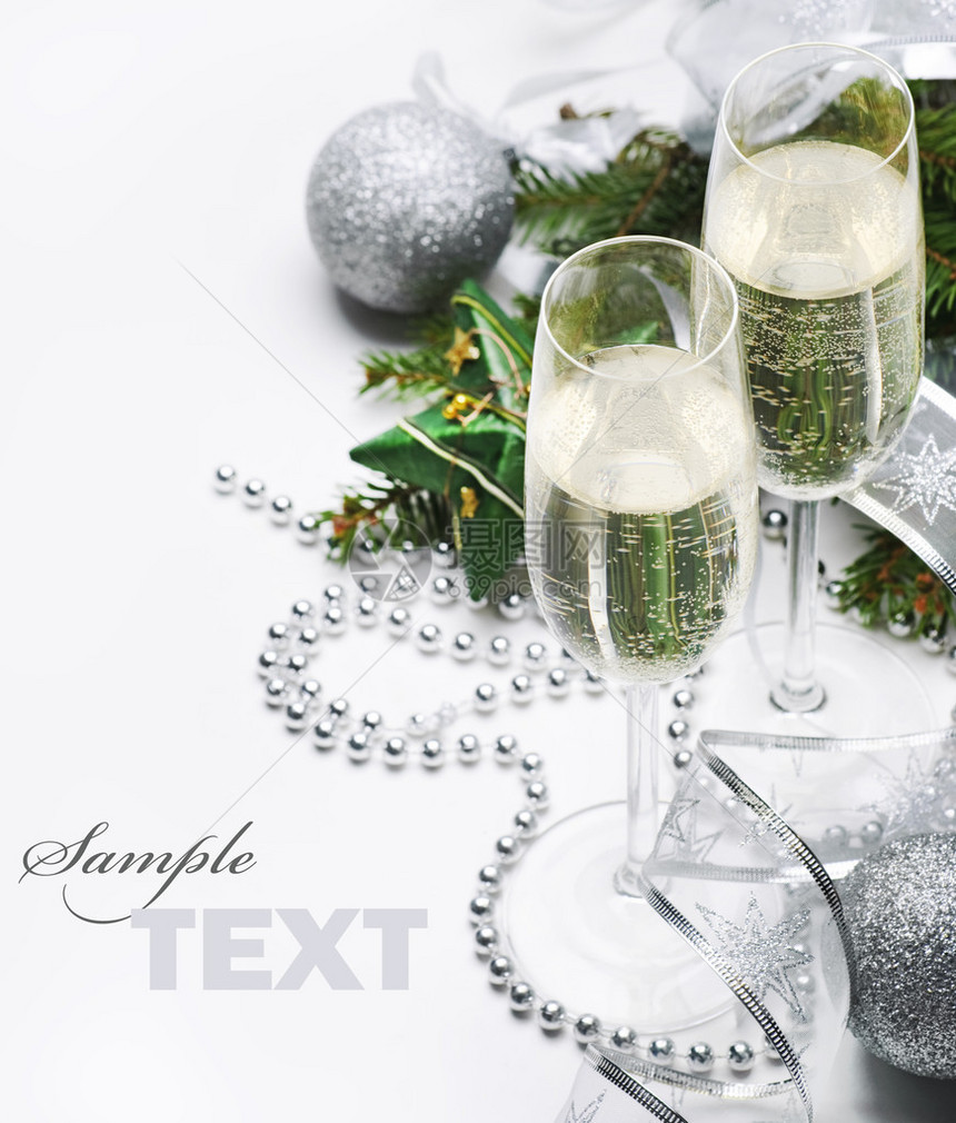两个香槟杯和圣诞饰品图片
