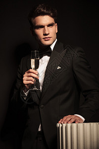 英俊优雅的商人手握着香槟杯子图片