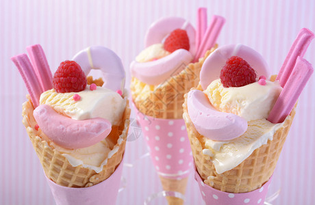 香草草莓冰淇淋特写图片