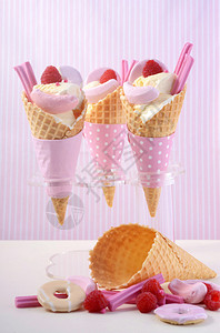 粉色背景上的香草草莓冰淇淋图片