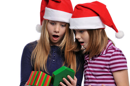 两个女孩戴着圣诞帽圣诞礼物与图片