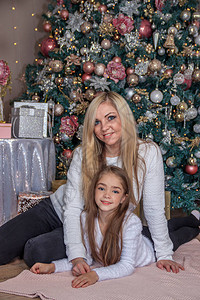 圣诞树旁的母女俩假期新年和圣诞节美丽的妈和女儿他的图片