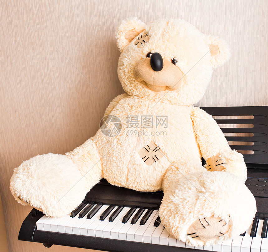 泰迪熊坐在钢琴钥图片