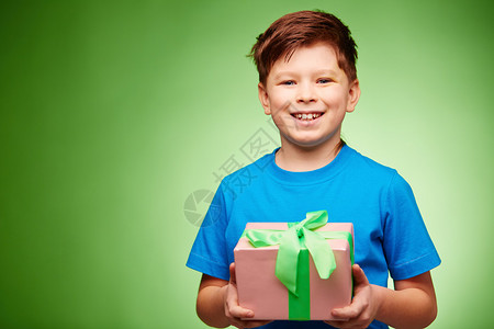 带着礼物盒的快乐男孩图片