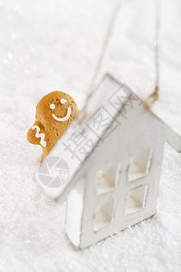 姜饼人和木屋在圣诞节雪的图片